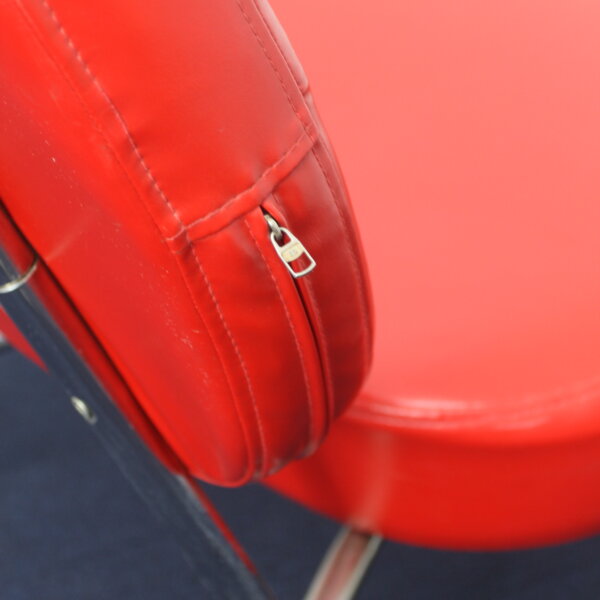 red vinyl lounge chair - 画像 (8)