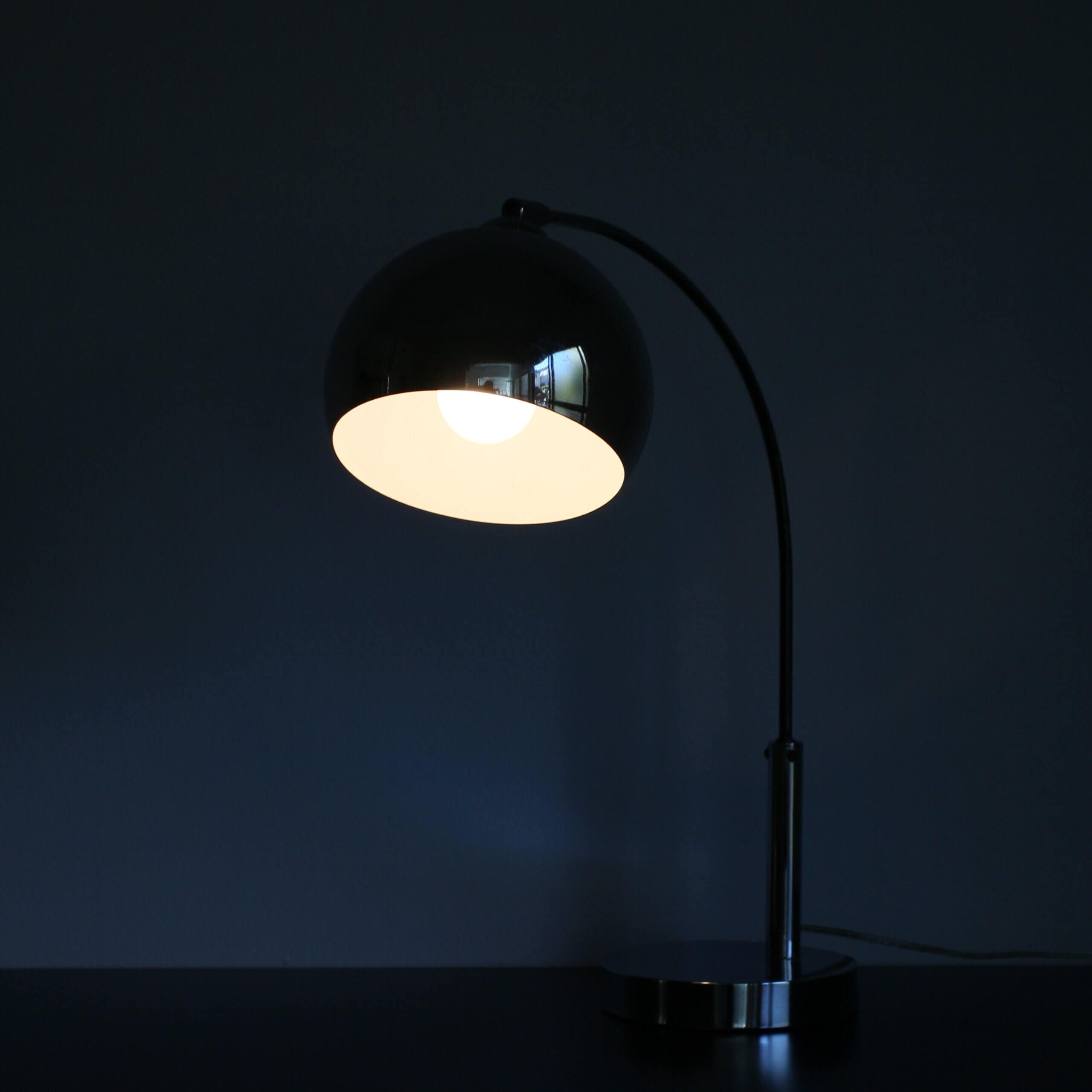 Curved Metal Table Lamp - 画像 (2)