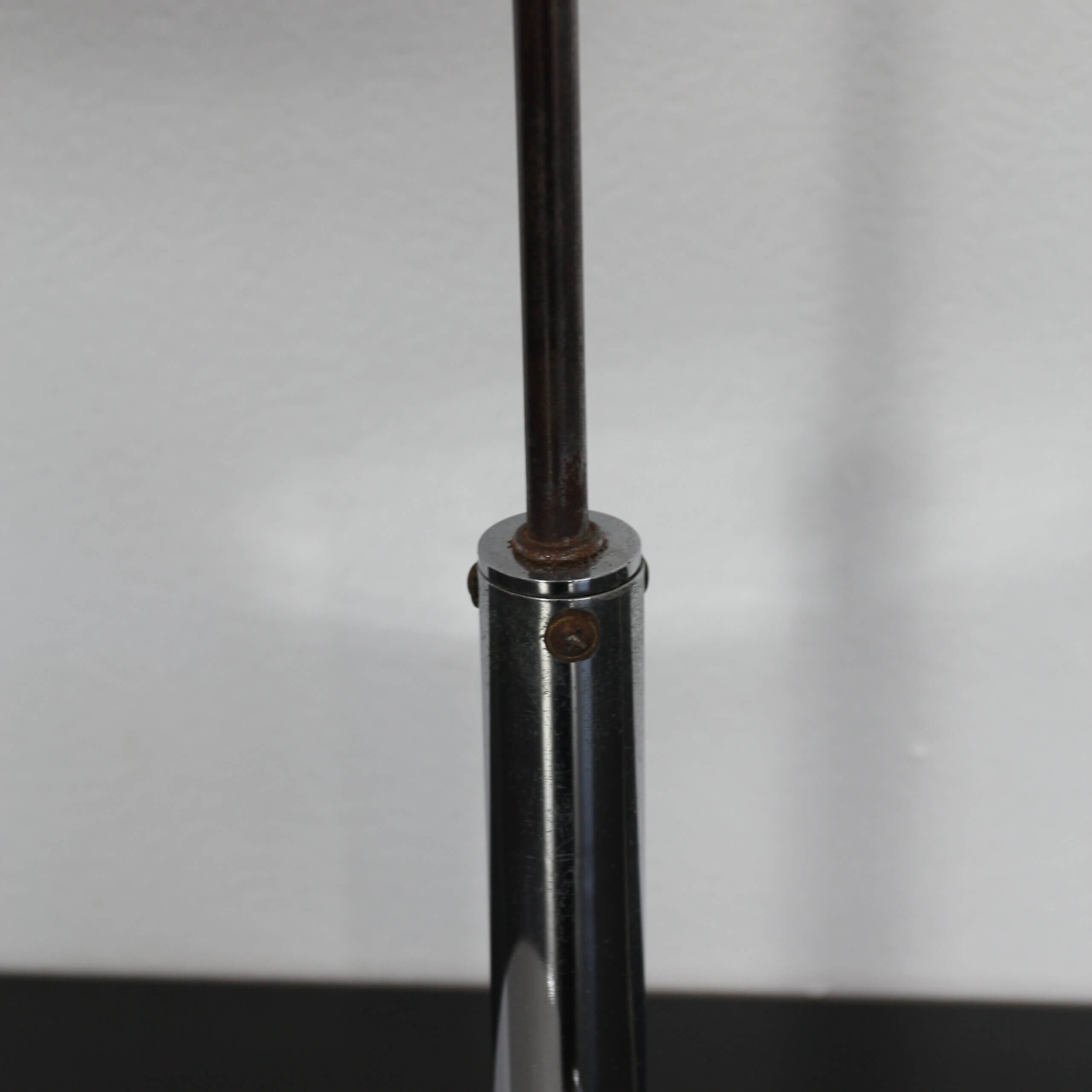 Curved Metal Table Lamp - 画像 (4)