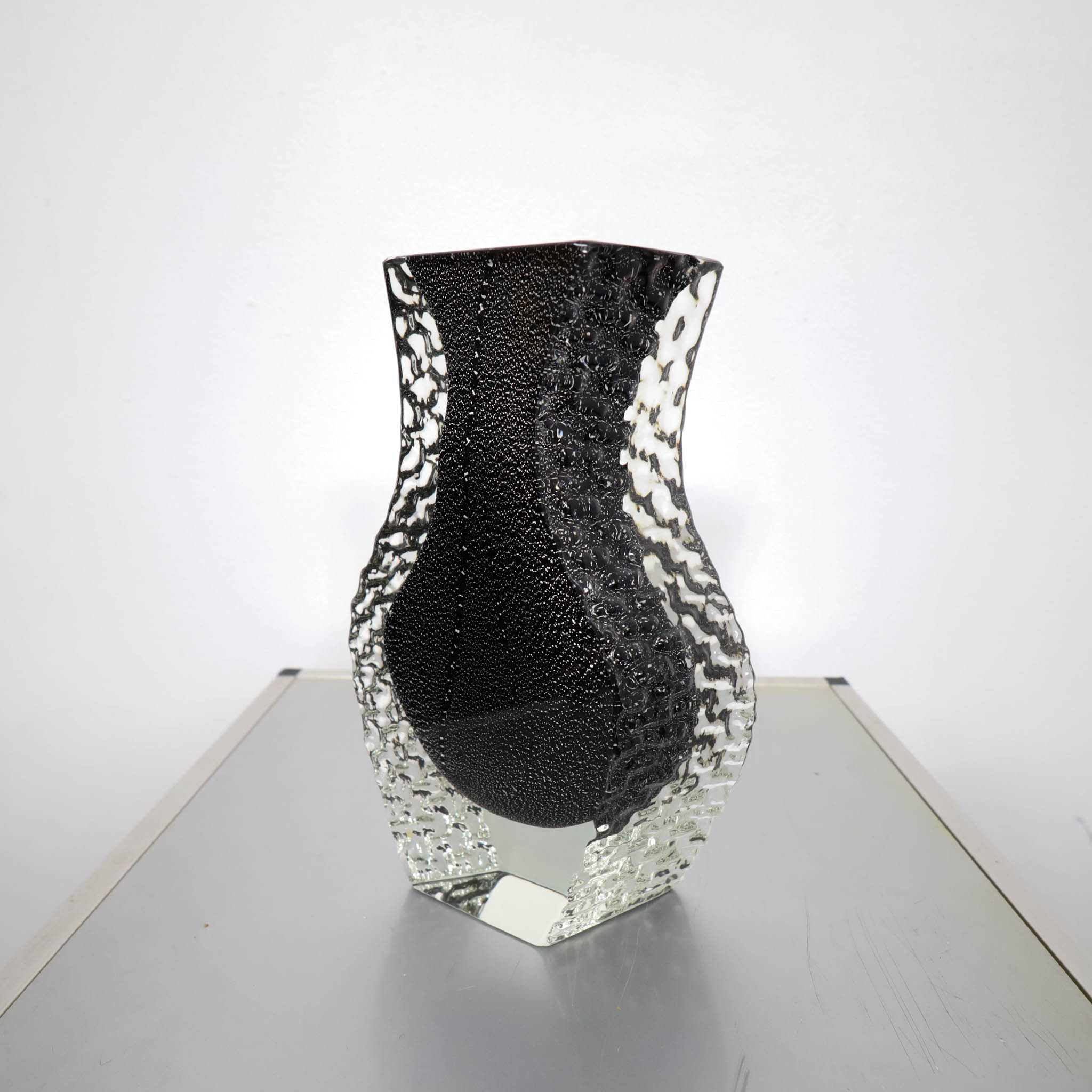 Black Core Glass Vase - 画像 (2)