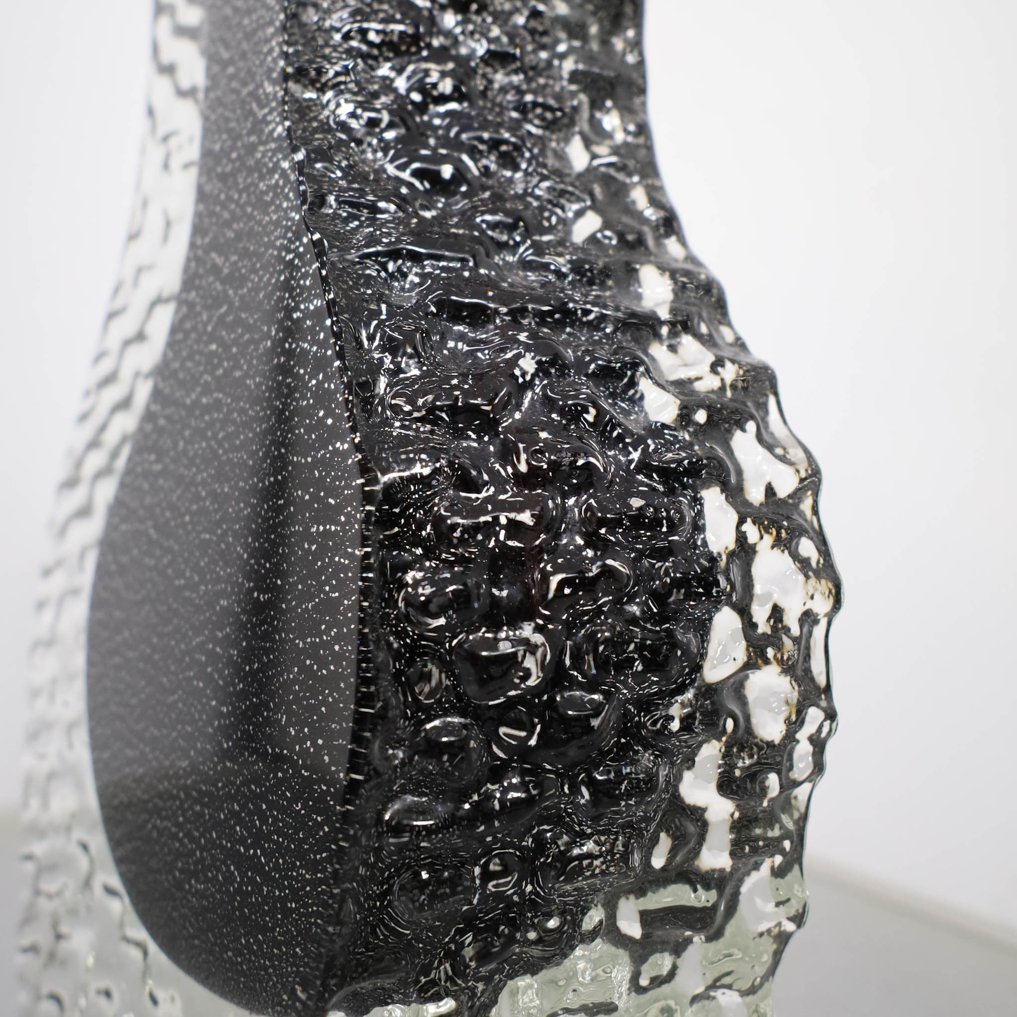 Black Core Glass Vase - 画像 (5)