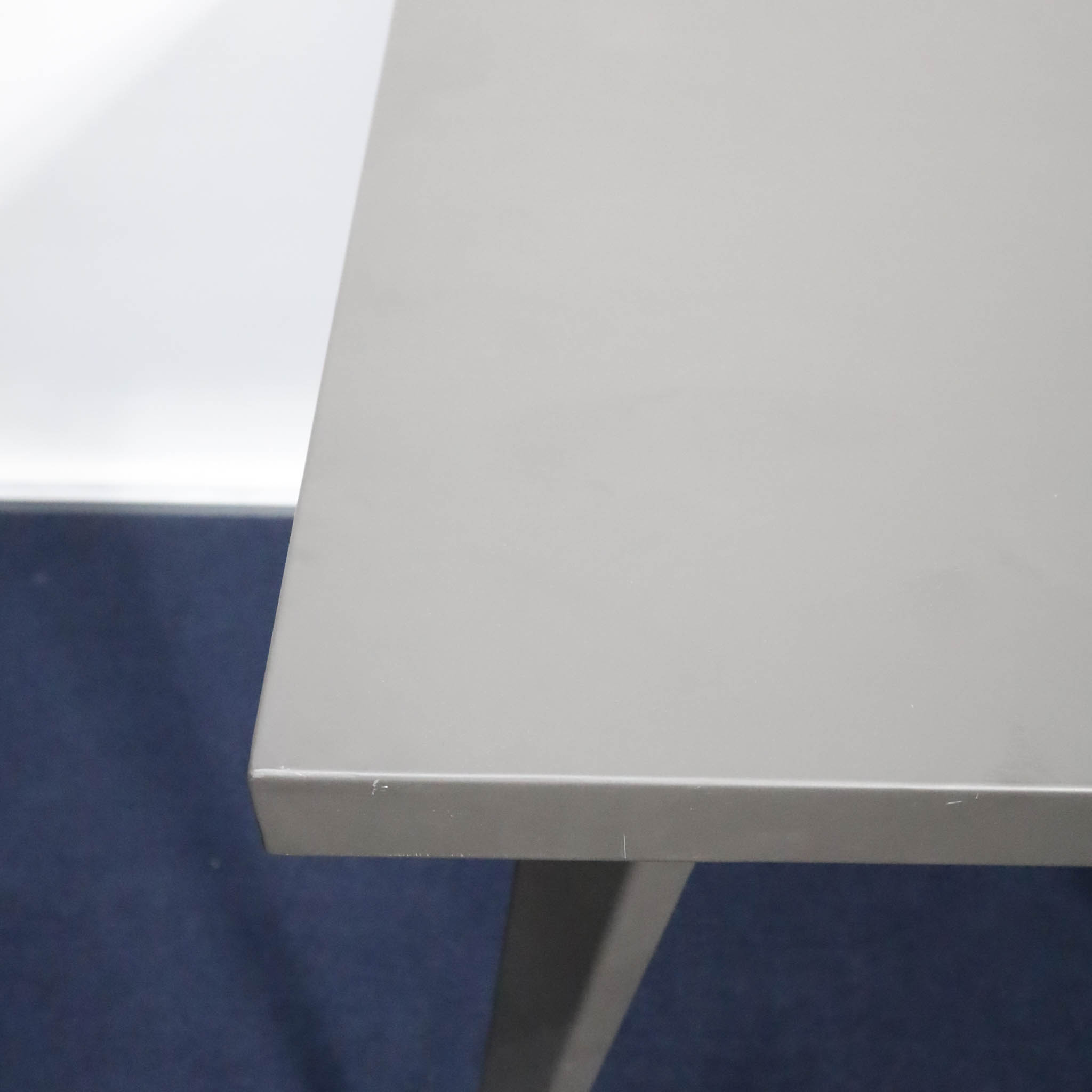 Tapered Steel Square Table - 画像 (5)