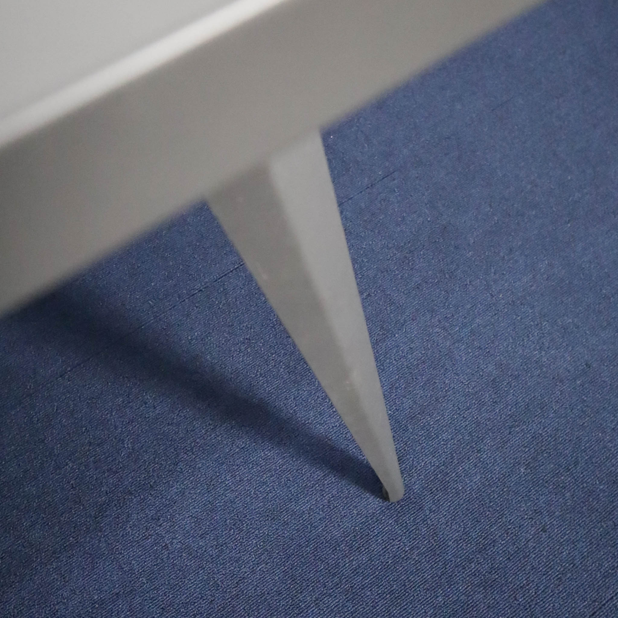 Tapered Steel Square Table - 画像 (9)